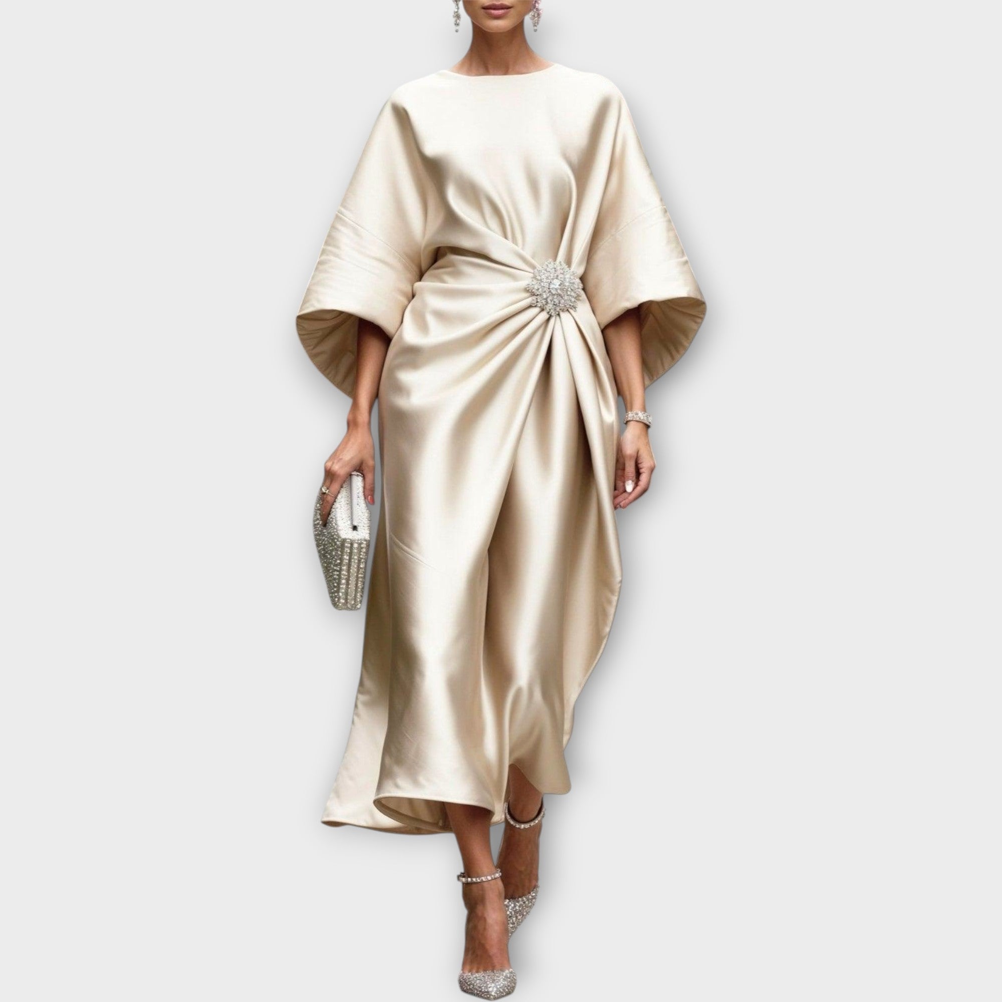 Saténové Šaty S Plisovaným Detalem A Třpytivým Akcentem