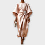 Saténové Šaty S Plisovaným Detalem A Třpytivým Akcentem