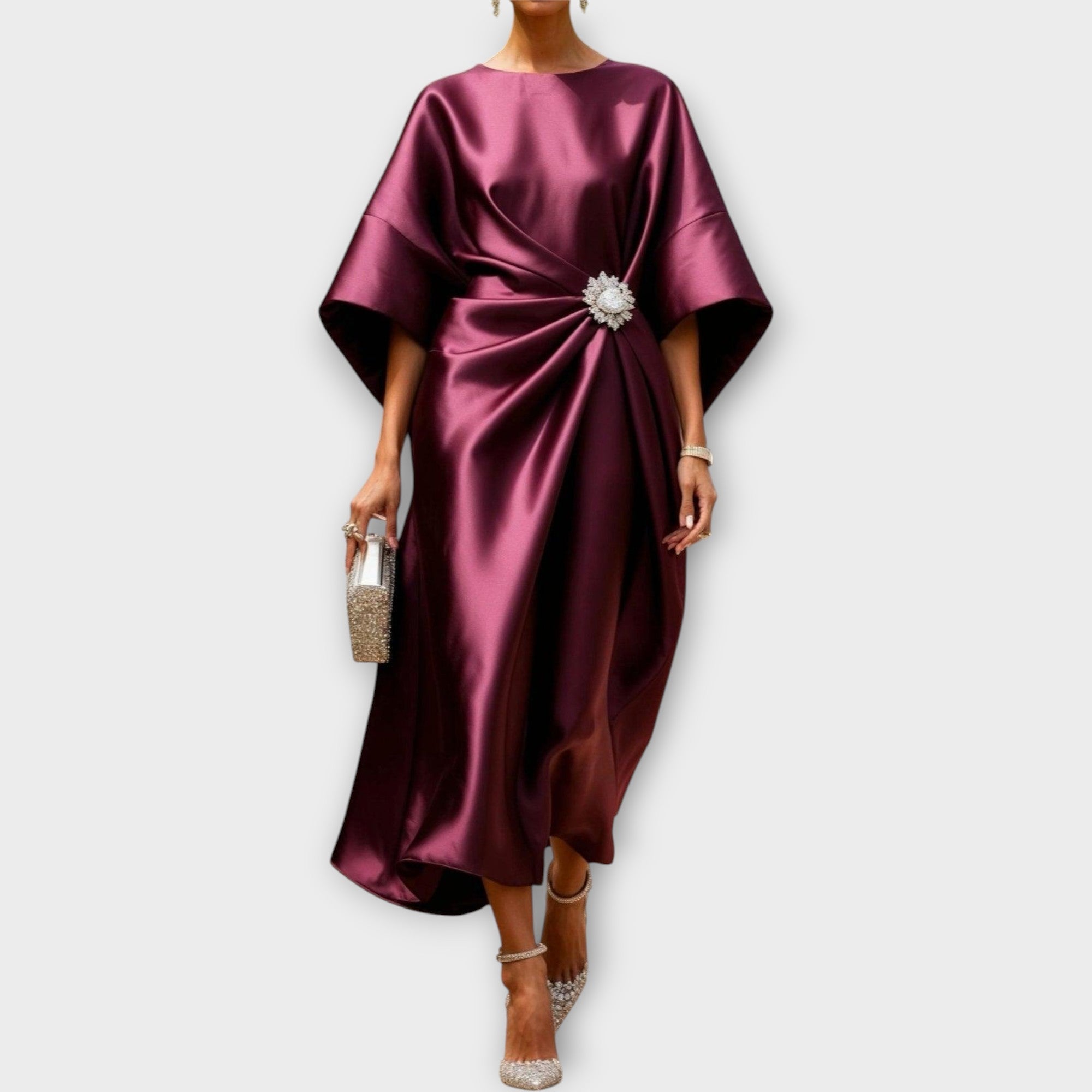 Saténové Šaty S Plisovaným Detalem A Třpytivým Akcentem