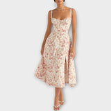 Elegantní Šaty S Romantickým Detailem A Lichotivým Střihem