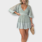 Elegantní Krátké Šaty Se Krajkou Cruzé Výstřihem Pro Vás