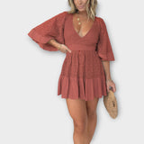 Elegantní Krátké Šaty Se Krajkou Cruzé Výstřihem Pro Vás