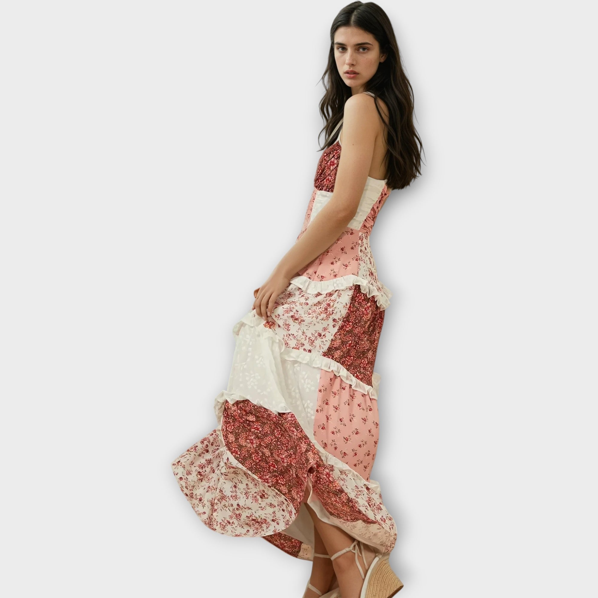 Dlouhé Šaty S Romantickými Detaily A Vzdušným Střihem