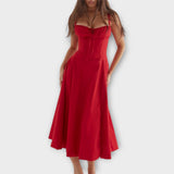 Elegantní Šaty S Romantickým Detailem A Lichotivým Střihem