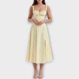 Elegantní Šaty S Romantickým Detailem A Lichotivým Střihem