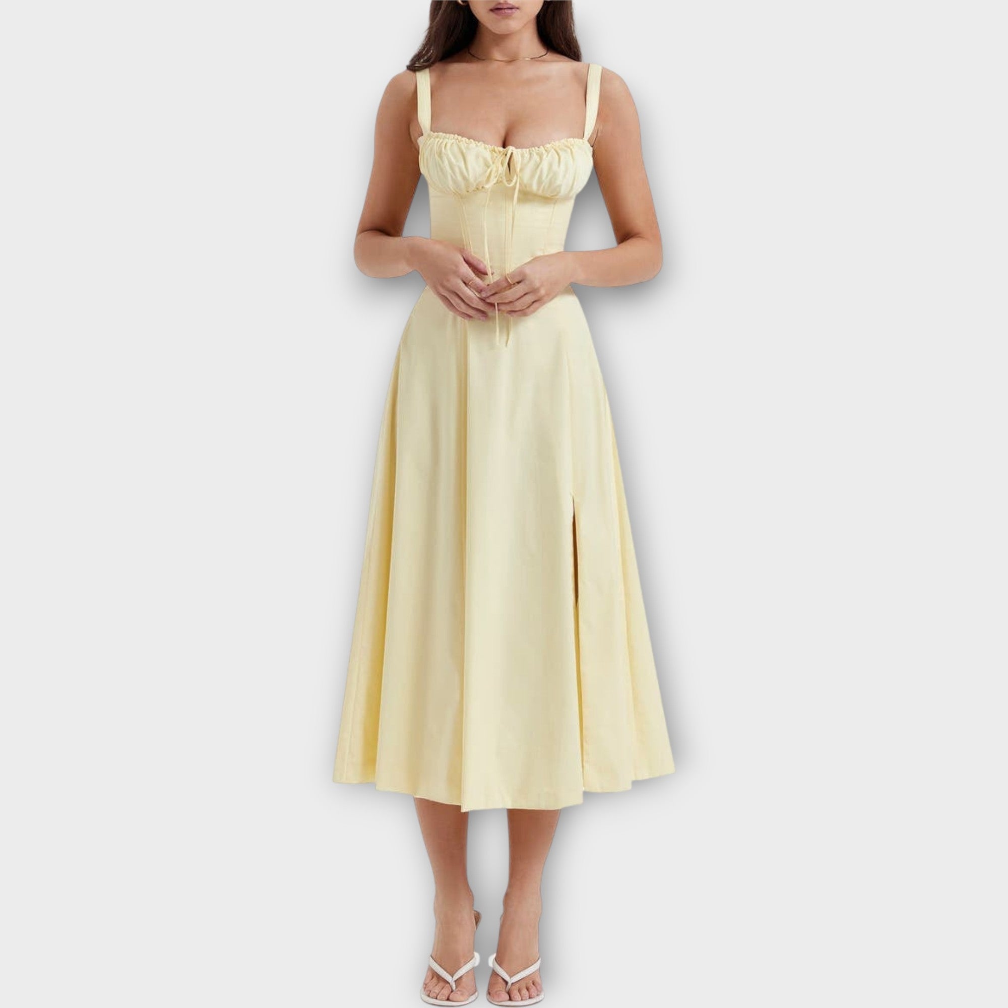 Elegantní Šaty S Romantickým Detailem A Lichotivým Střihem