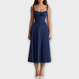 Elegantní Šaty S Romantickým Detailem A Lichotivým Střihem