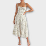 Elegantní Šaty S Romantickým Detailem A Lichotivým Střihem