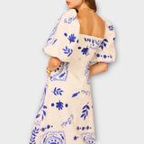 Elegantní Šaty s Čtvercovým Výstřihem a Balonovými Rukávy