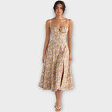 Elegantní Šaty S Romantickým Detailem A Lichotivým Střihem