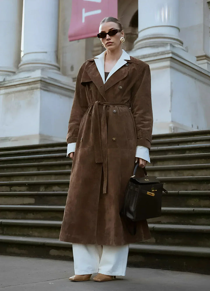 Clara - Elegantní trench coat z imitace semiše