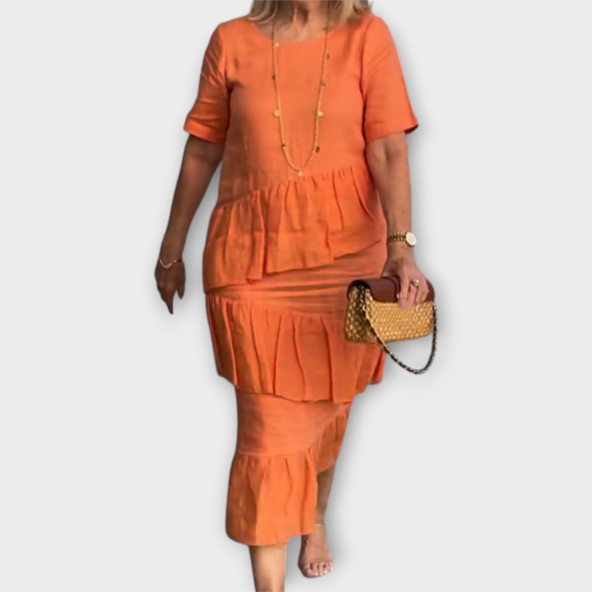 Elegantní Šaty S Ženskými Náznaky A Volným Střihem