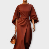 Impozantní Šaty s Elegantním Střihem a Netopýřími Rukávy