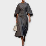 Impozantní Šaty s Elegantním Střihem a Netopýřími Rukávy